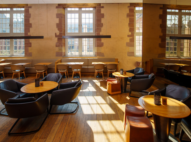 menuiserie-bois-haras-strasbourg-vob Fenêtres en bois à l'intérieur du restaurant de l'hôtel Les Haras, Strasbourg