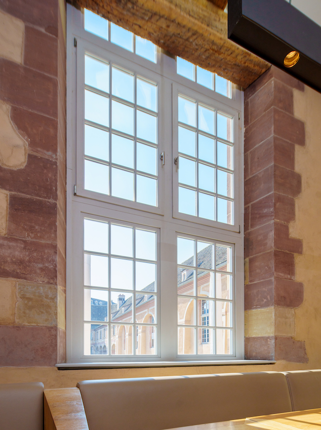 fenêtre-bois-haras-strasbourg-vob Fenêtre bois VOB à l'intérieur du restaurant de l'hôtel Les Haras, Strasbourg