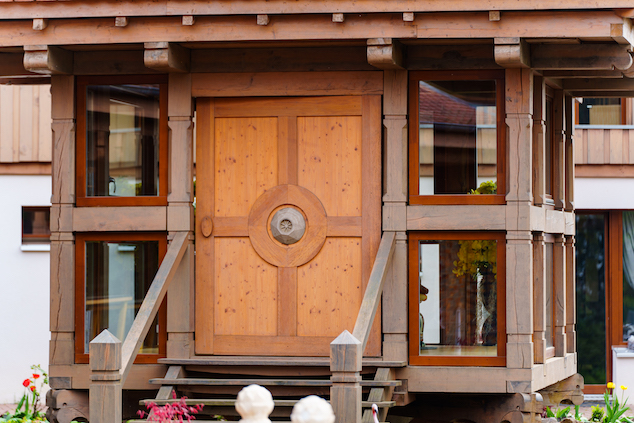 Pagode-bouddhiste-strasbourg-porte-bois-VOB La pagode Bouddhiste à Strasbourg et ses menuiseries en bois VOB