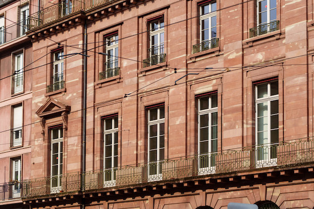 salle-de-la-bourse-strasbourg-fenêtres-bois-vob La salle de la Bourse de Strasbourg et ses fenêtres extérieures en bois VOB