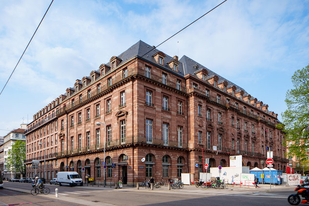 salle-de-la-bourse-strasbourg-fenêtres-bois-vob La salle de la Bourse de Strasbourg et ses fenêtres extérieures en bois VOB